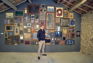 Portrait devant le mur