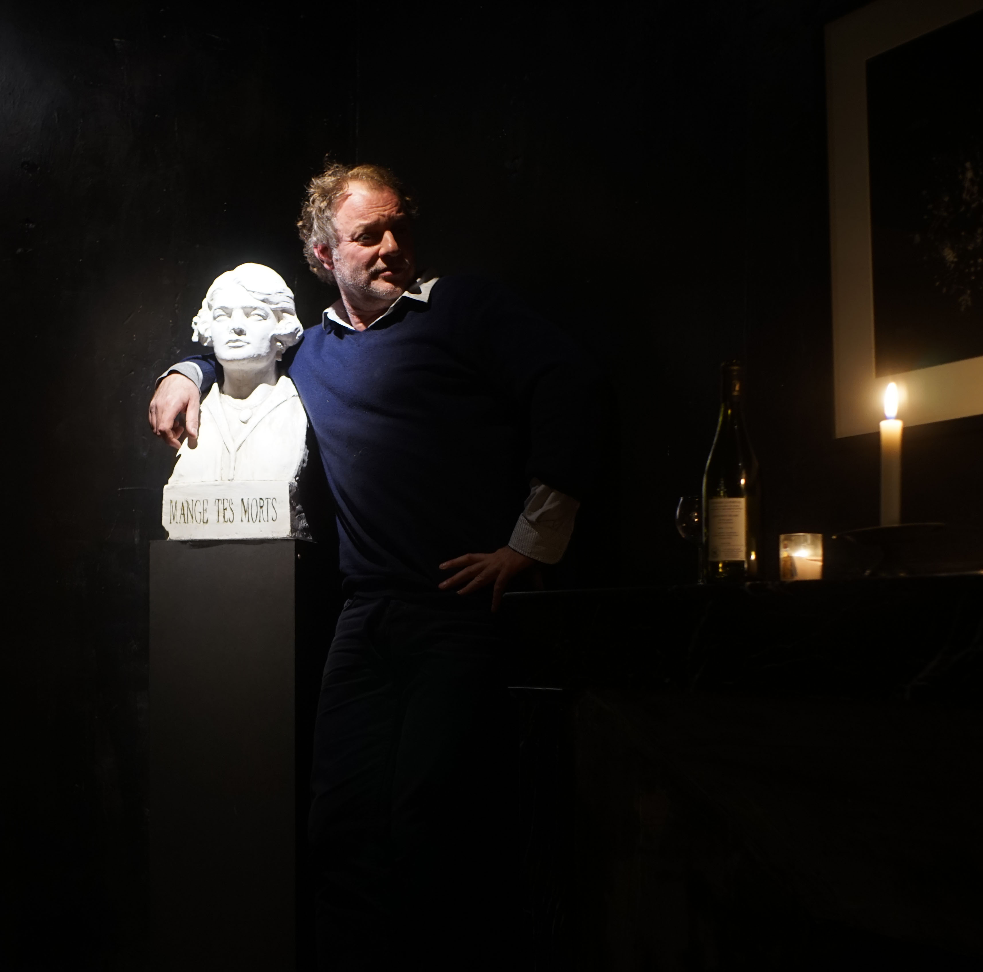 Portrait avec le buste de ma grand-mère maternelle